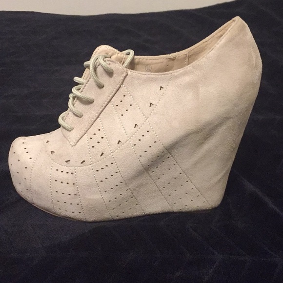 🌼Beige lace up wedged shoes🌼 - Picture 2 of 4